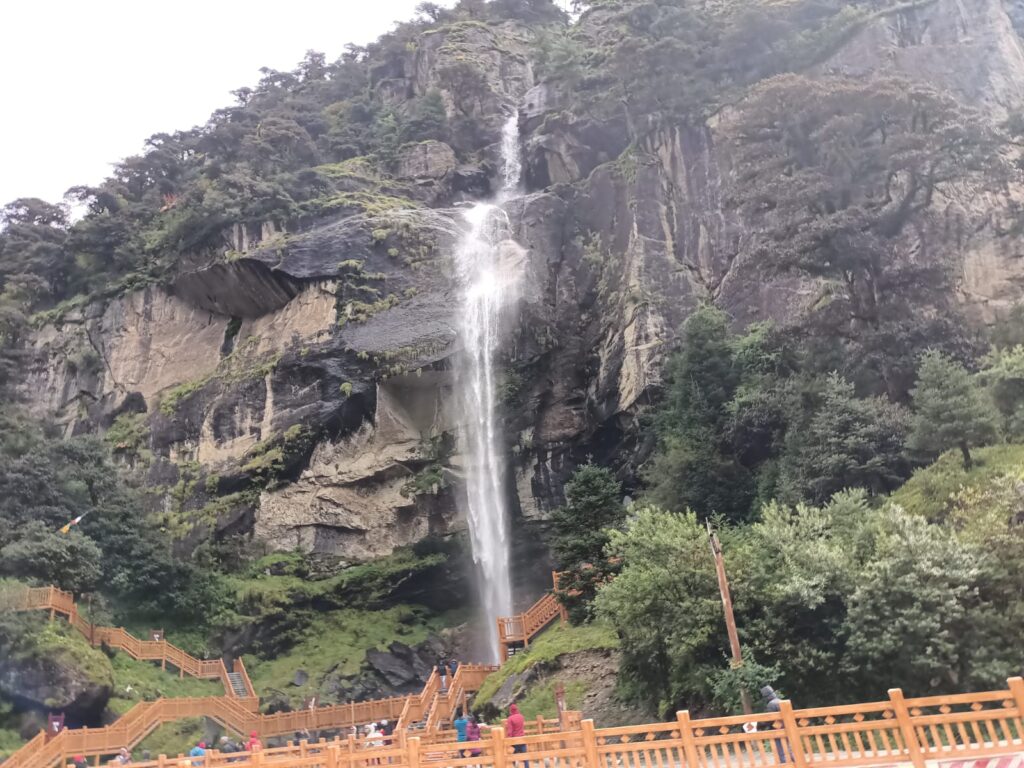 Kerung waterfall